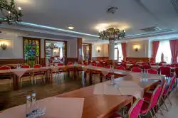 Dining room with connected tables – a different take